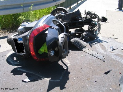 Schwerer Verkehrsunfall mit getötetem Motorrollerfahrer