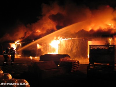 Großbrand zerstört Firmenhalle