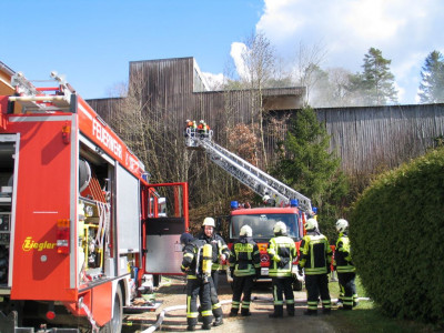 Feuerwehr rettet Holzbaufirma