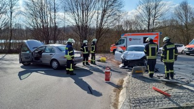 Drei Verletzte und zweimal Totalschaden